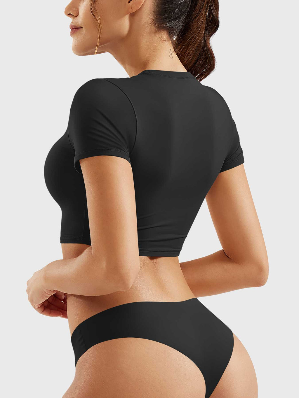 Monathic Colin – Stylish Short-Sleeve Crop Top