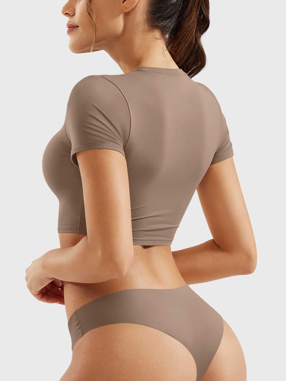 Monathic Colin – Stylish Short-Sleeve Crop Top